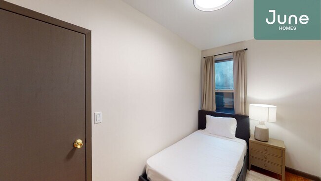 Building Photo - Twin room in 3-bed/1.0-bath Home