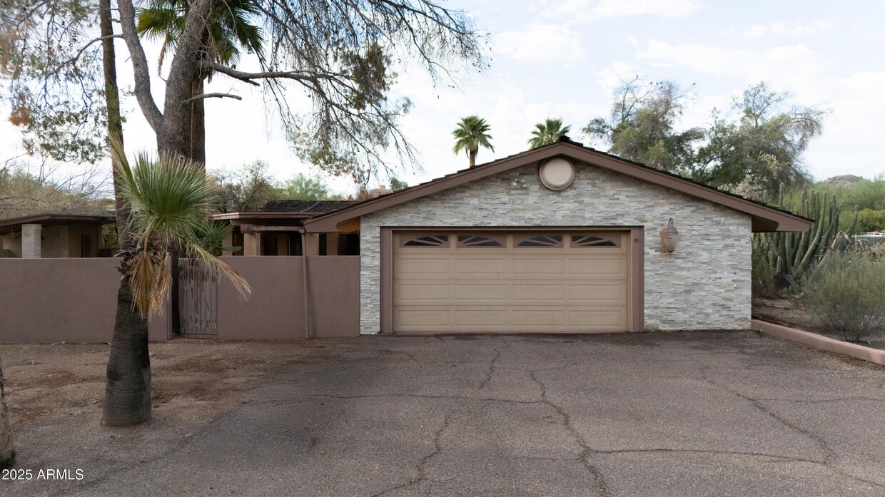 Primary Photo - 6701 E Mockingbird Ln