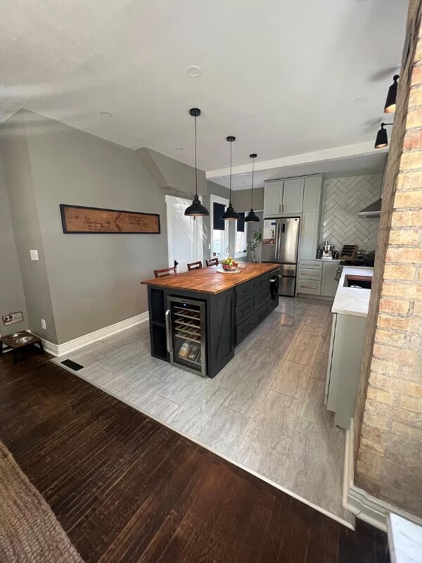 Foto principal - 521 W Oakdale Dr