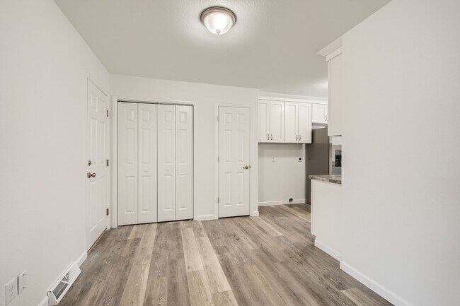 Foto del edificio - Newly Updated Duplex- Private fenced Yard-...