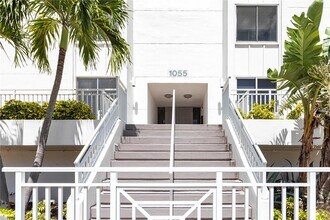 Building Photo - 1055 W Peppertree Dr