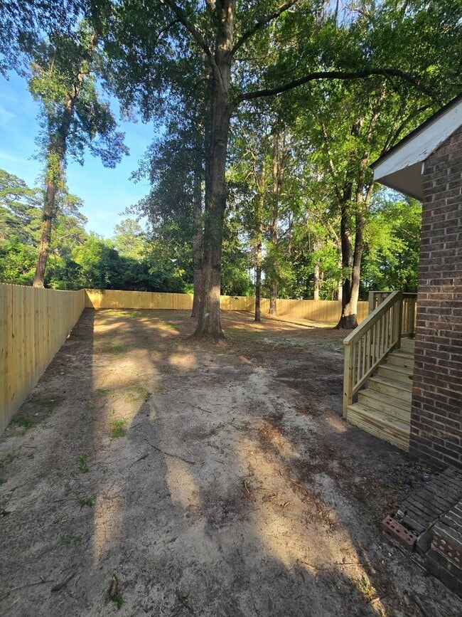 Building Photo - Renovated Home 3 bedroom 1.5 bath with new privacy wooden fence