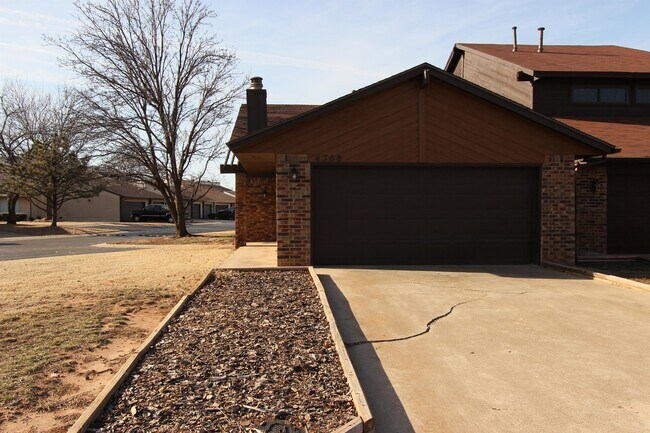 Foto del edificio - 4700 Hemlock Ln