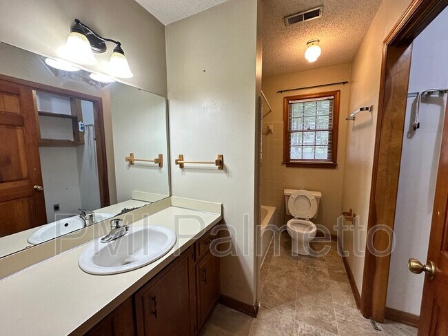 Building Photo - 824 N Royal Tower Dr