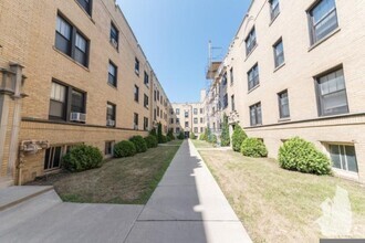 Building Photo - 1940 W Wilson Ave