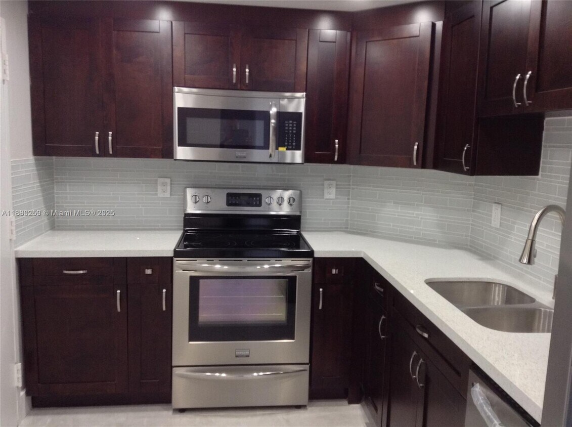 Primary Photo - 500 Bayview Dr