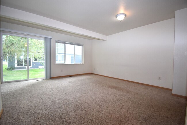 Foto del edificio - Townhouse Style 3 Bedroom 1.5 bathroom apartment in central Bozeman.  Great Central Location.