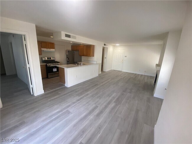 Building Photo - 7570 W Flamingo Rd