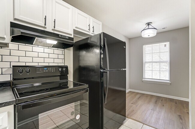 Foto del edificio - Renovated 2 Bedroom with Washer + Dryer Av...