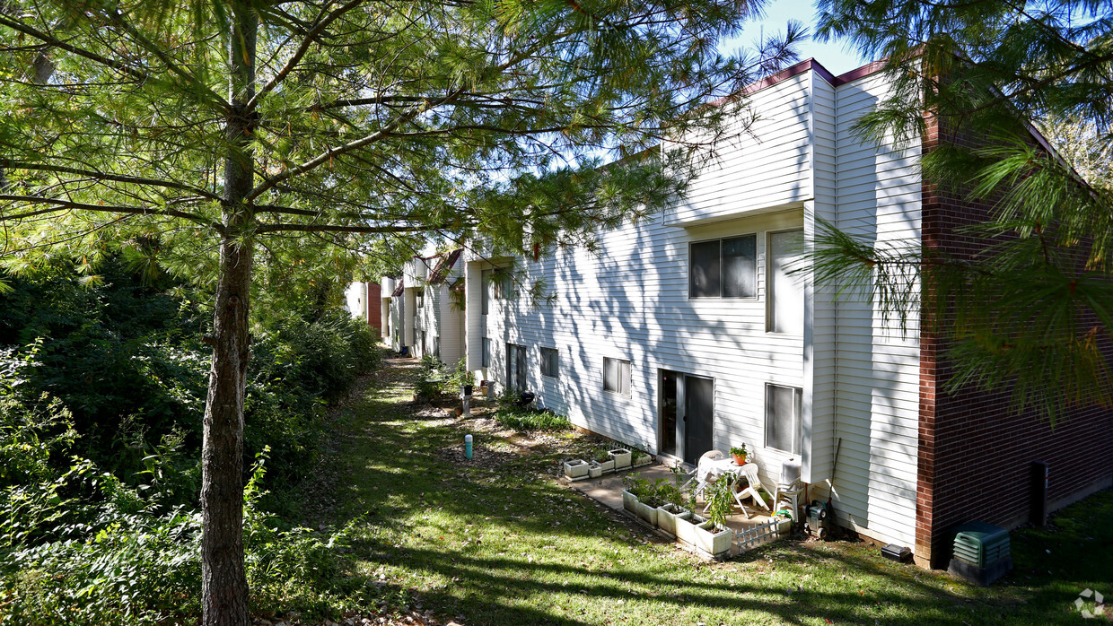 Primary Photo - Cherry Creek Apartments