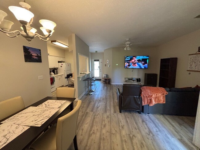 Building Photo - 2 Bed 2 Bath Townhouse