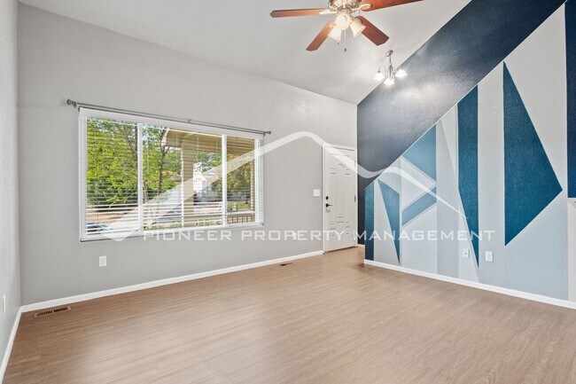 Foto del edificio - Spacious 4-Bed, 3.5-Bath Home with Walkout Basement, Oversized Deck enclosed yard, AC and 2-Car G...