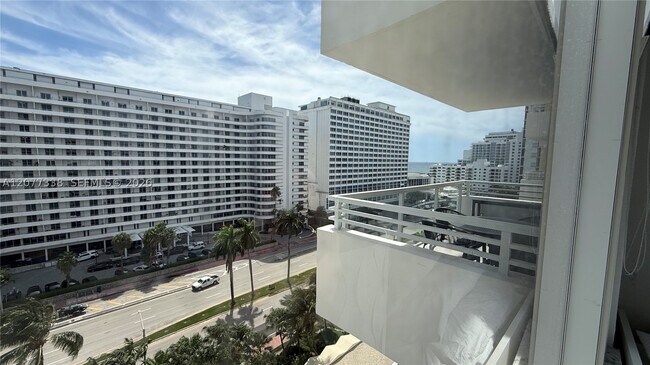 Foto del edificio - 5600 Collins Ave