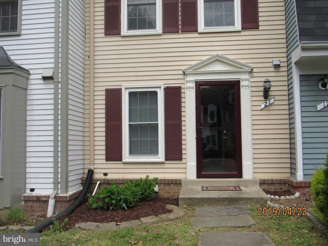 Primary Photo - 21 Strath Haven Ct