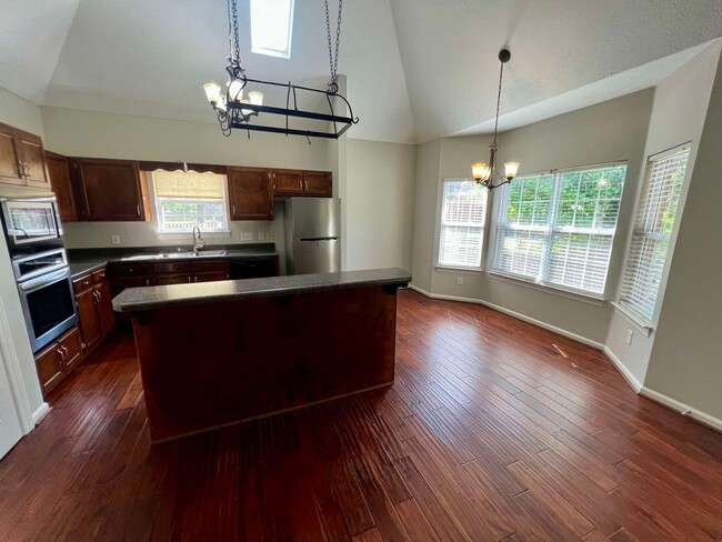 Building Photo - All Brick 3 Bed/2 Bath + Bonus in Indian H...