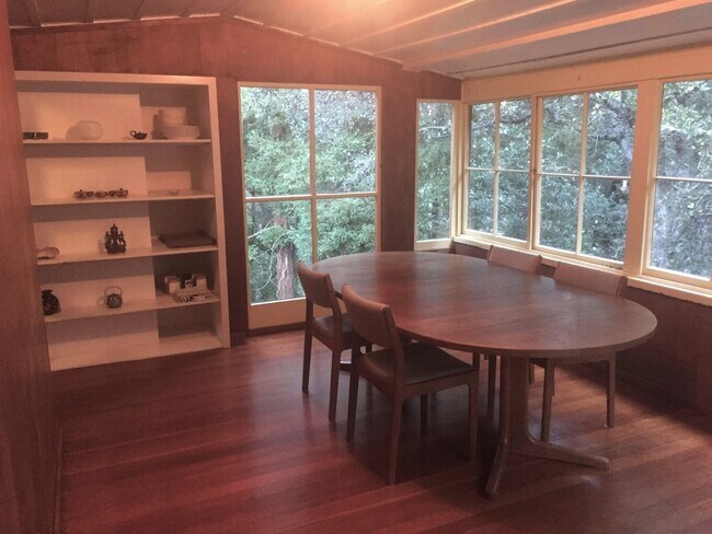 Foto del edificio - Classic Mill Valley 3 Bedroom Home