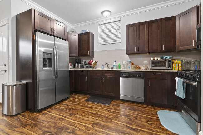 Building Photo - 742 N Avers Ave