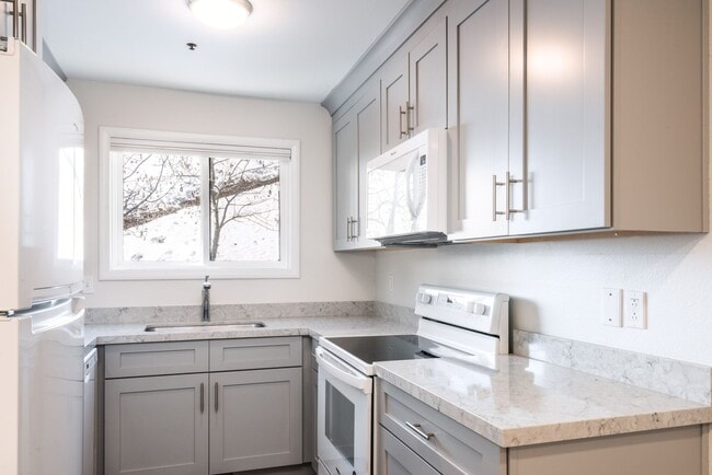 Building Photo - Bright and light Prospector Condo