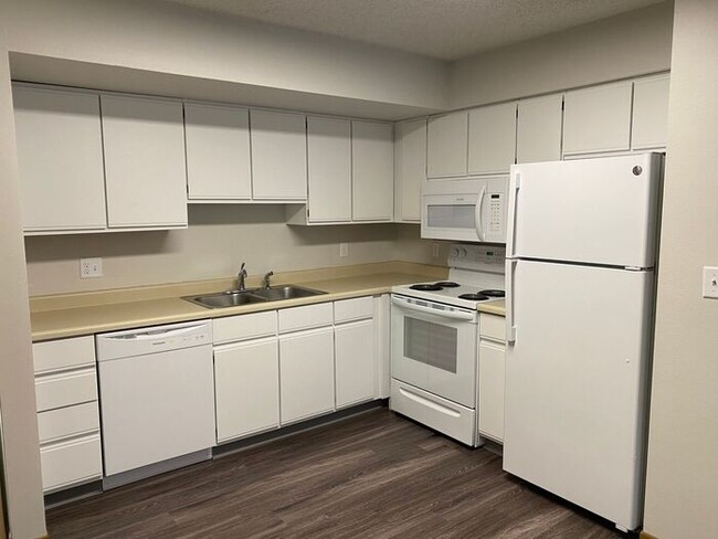 Building Photo - $925 | 2 Bedroom, 1 Bathroom 2nd Floor Con...