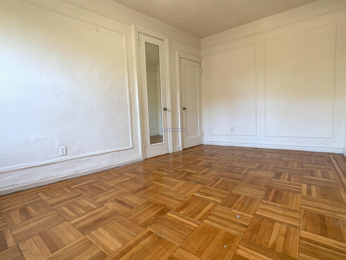 Building Photo - VERY LARGE 1BR in the heart of Hudson Heights