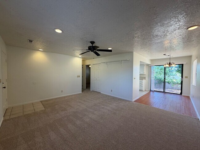 Foto del edificio - UPGRADED TWO BEDROOM UNIT AVAILABLE FOR RENT!
