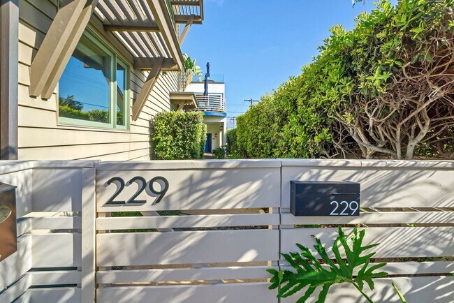 Foto del edificio - Gorgeous ocean view home at Windansea Beach!