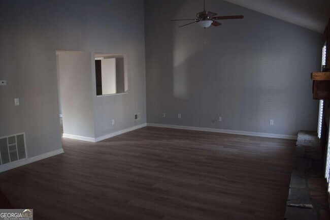 Building Photo - 272 Toweridge Dr SW