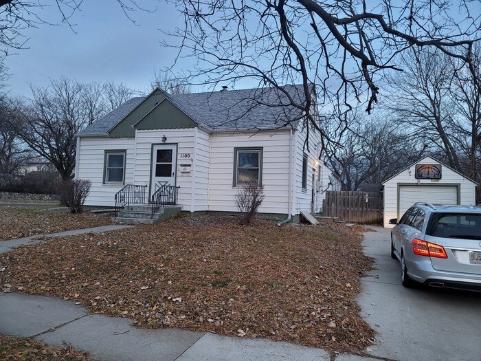 Primary Photo - Three bedroom one bath house for rent.