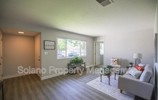 Building Photo - 849 Finch Way