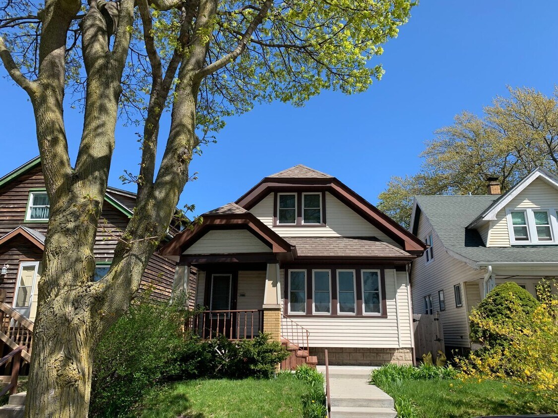 Primary Photo - Beautiful 3 Bedroom Home