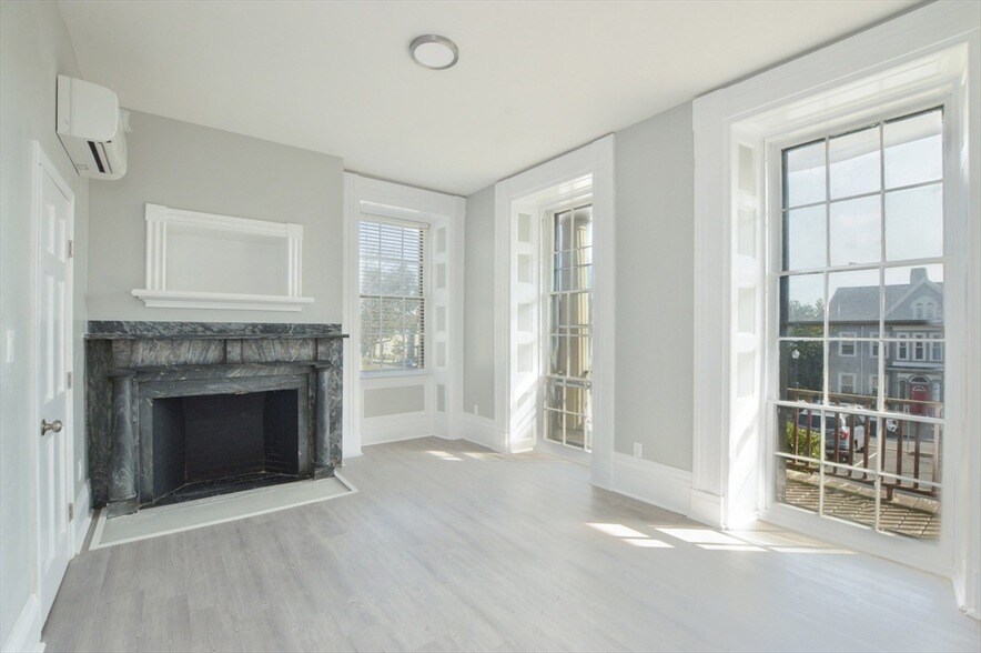 Foto principal - 1049 Pleasant St