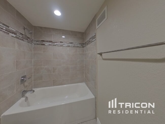 Foto del edificio - 2337 S Elm Dr