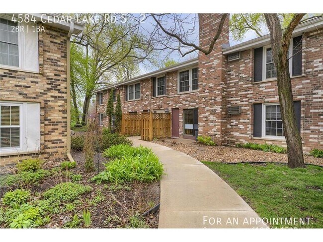 Foto del edificio - 4584 Cedar Lake Rd S