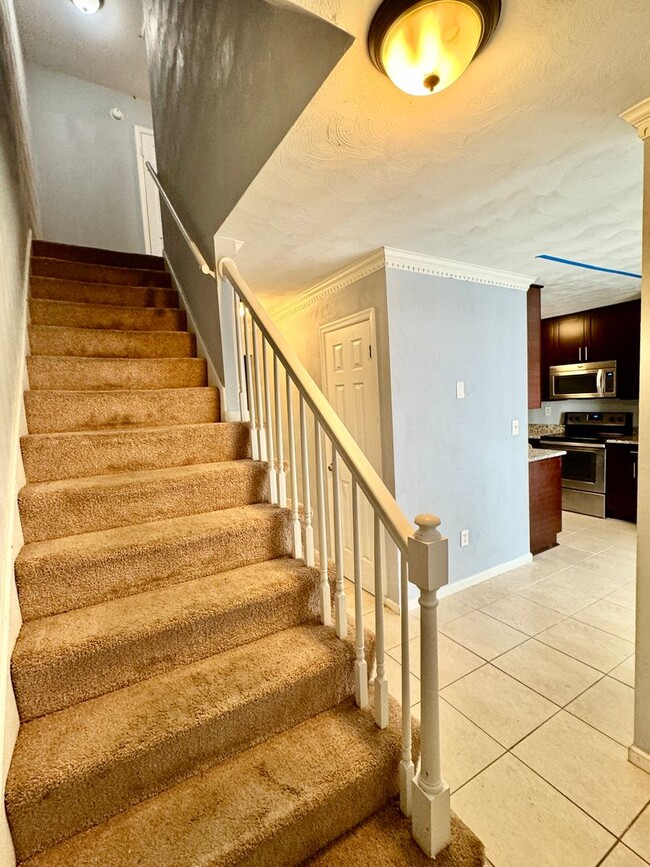 Building Photo - Spacious end unit townhome with first floo...