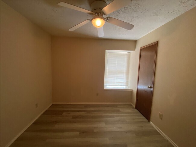 Foto del edificio - 3534 Woodmere Ln