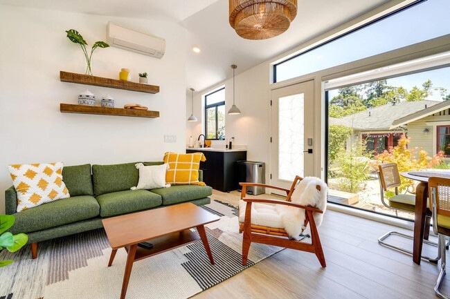 Building Photo - 510 Iris St