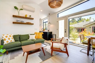 Building Photo - 510 Iris St