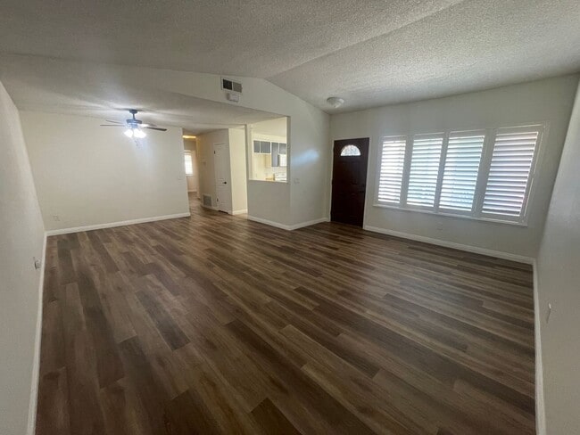 Building Photo - Westside Cutie