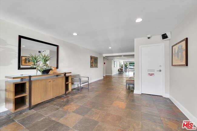 Building Photo - 8535 W Knl Dr