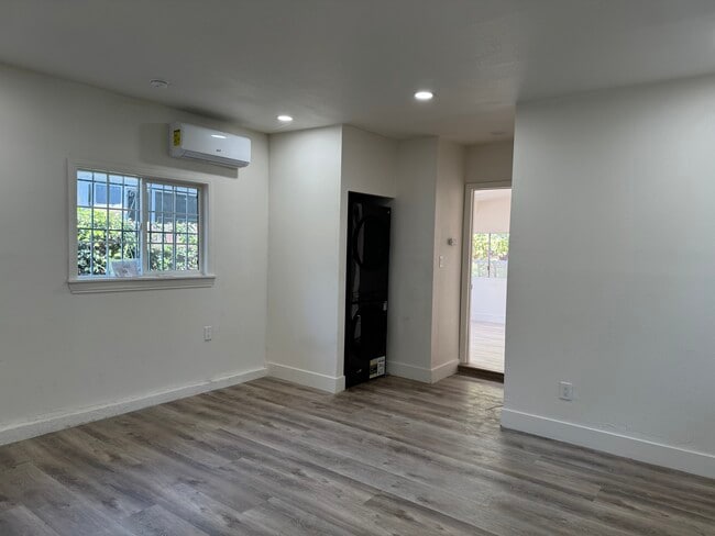 Building Photo - 765 W Lexington Ave