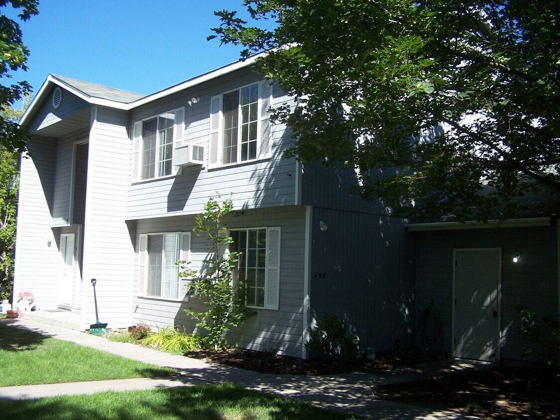 Foto principal - Ground Level 2 Bed/1 Bath in NW Redmond Fo...
