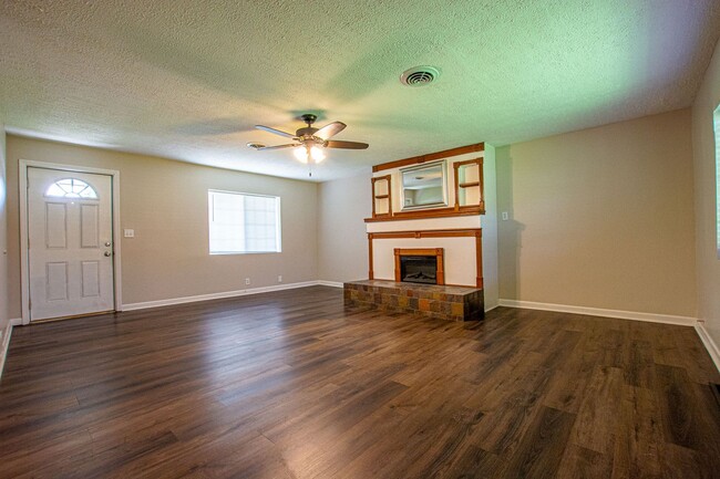 Building Photo - Super Cute 2 Bedroom / 1 Bath Home in Cart...
