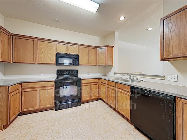 Foto del edificio - 2216 Stoneleigh Pl