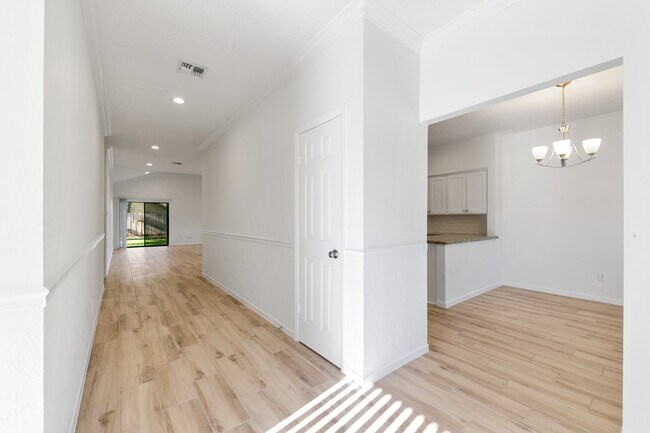 Foto del edificio - 819 Millpond Dr
