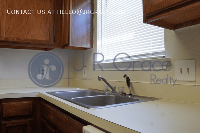 Foto del edificio - 5843 Shadydell Dr