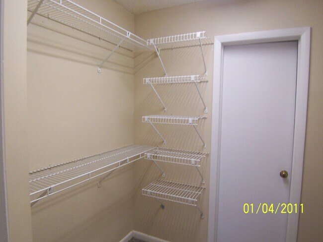 Building Photo - 1600 Park Cir