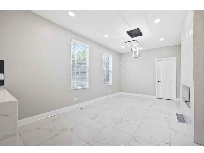 Foto del edificio - 9121 S Mackinaw Ave