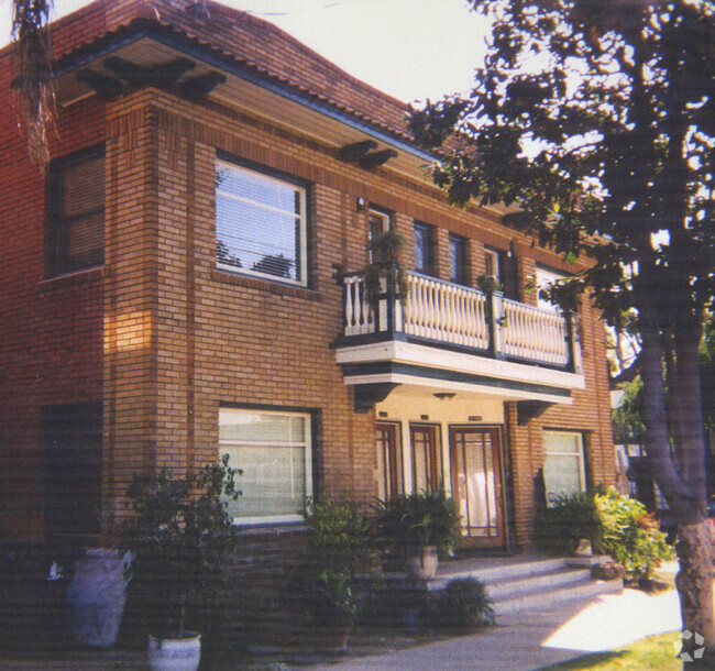Building Photo - 640 W 8th St