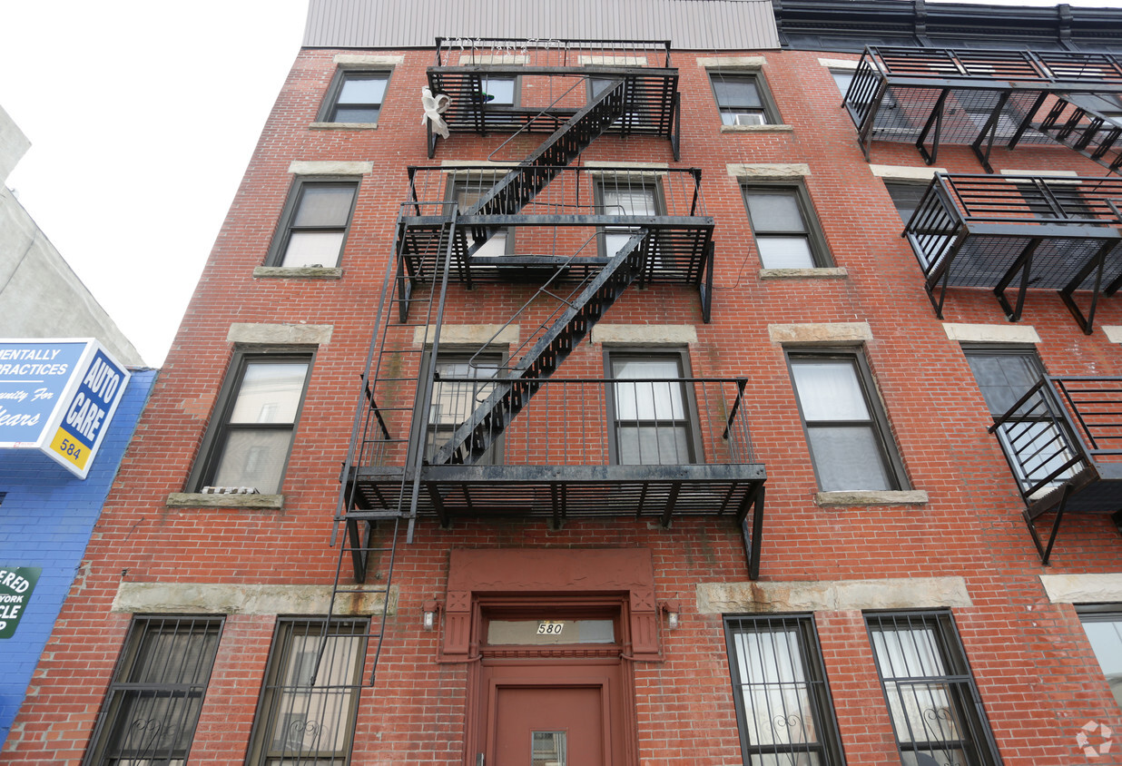 Building Photo - 580 Union St