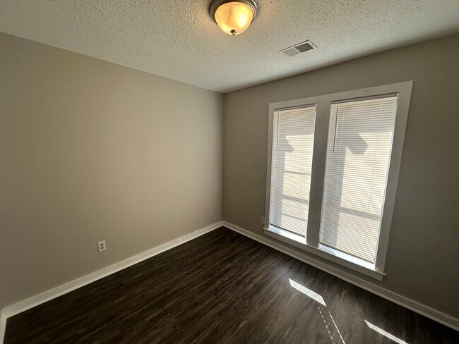 Foto del edificio - 6028 Tall Willow Dr